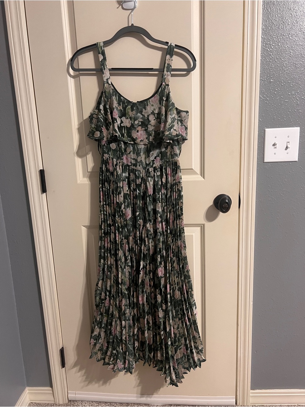 easel Green Floral Pleated Midi Dress